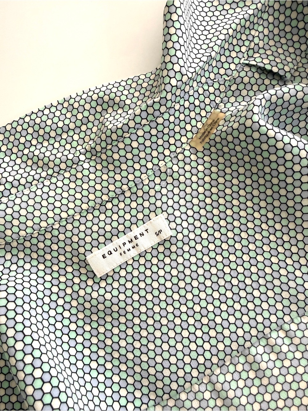 Equipment Femme 100% Silk Honeycomb Print Blouse | Size S - Picture 9 of 11